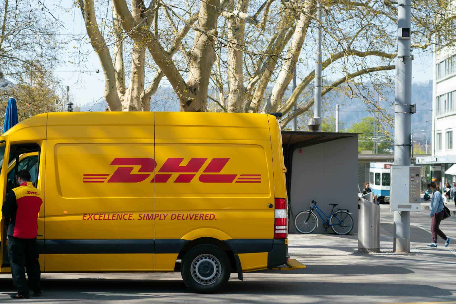 Plumi Mirror offers free delivery within 3 business days across Switzerland